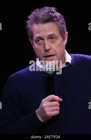 Hugh Grant spricht zu liberalen Unterstützer in Walton-on-Thames, in der Esher & Walton Wahlkreis. Stockfoto