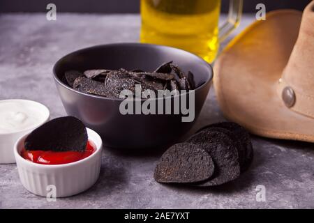 Mexikanischer mais Chips, Nachos und gebratenem Fleisch Torten empanadas cheburek mit Dips. Schwarze Chips, Nachos für brutale Männer Stockfoto