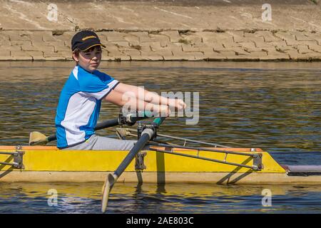 Ein Junge in einem Folge-Club in Polen. Harte Arbeit in einem Sport-Formular im Rudern und Kanufahren. Sportliche Teenager. Stockfoto