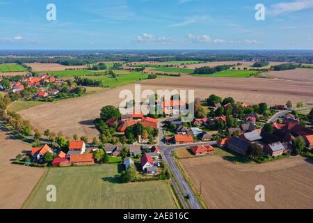 Luftaufnahme von einem kleinen deutschen Dorf zwischen Feldern Stockfoto