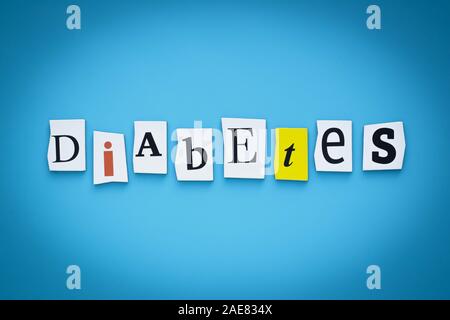 Text - Diabetes. Einzelne Wort. Schneiden Sie das Papier Buchstaben auf blauem Hintergrund. Schreiben auf Karte. Beschriftung, Nachricht auf das Banner Stockfoto