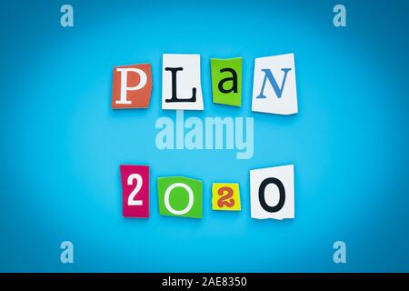 Plan 2020. Text auf einem blauen Hintergrund, bunte Papier Buchstaben. Inschrift. Das planungskonzept. Wort auf das Banner. Stockfoto