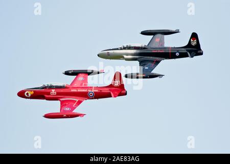 Ein paar der Canadair CT-133 s ein vorbeiflug an der Airshow in London im Jahr 2019 durchführen. Stockfoto