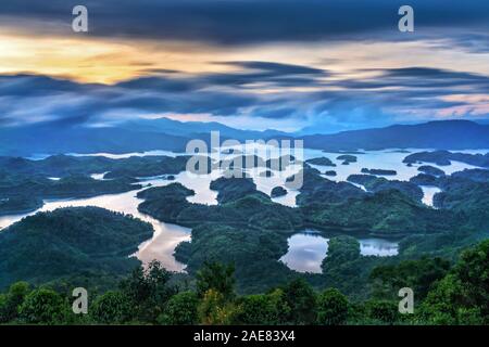 TA Dung Lake oder Dong Nai 3 Lake. Der Reservoir für die Stromerzeugung durch Wasserkraft in Dac Nong ( Dak Nong ), Vietnam Stockfoto