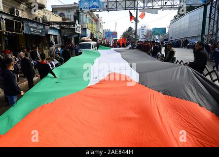 In Gaza. 7 Dez, 2019. Palästinensische Anhänger der Volksfront für die Befreiung Palästinas (PFLP) nehmen an einer Rallye markiert den 52. Jahrestag der Gründung der PFLP, in Gaza Stadt, Dez. 7, 2019. Credit: Abdeljawad Rizek/Xinhua/Alamy leben Nachrichten Stockfoto