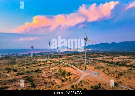 Luftbild der Sonnenkollektoren, Fotovoltaik, alternative Stromquelle mit Windkraftanlagen, Phan Rang, Ninh Thuan, Vietnam Stockfoto