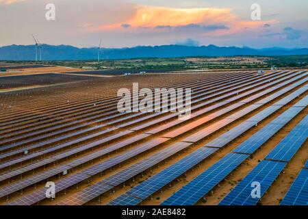 Luftbild Solarpanel, alternative Stromquelle - Konzept nachhaltiger Ressourcen auf Phuoc Dinh, Ninh Phuoc, Ninh Thuan, Vietnam Stockfoto