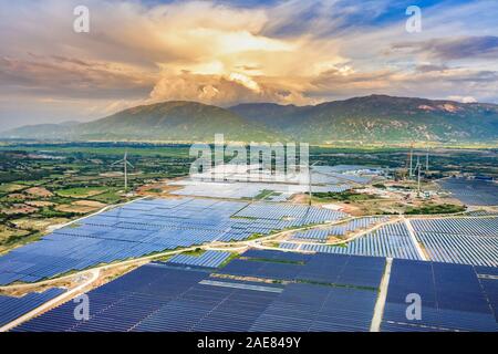 Luftbild der Sonnenkollektoren, Fotovoltaik, alternative Stromquelle mit Windkraftanlagen, Phan Rang, Ninh Thuan, Vietnam Stockfoto