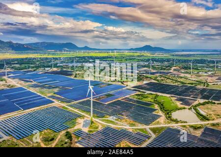 Luftbild der Sonnenkollektoren, Fotovoltaik, alternative Stromquelle mit Windkraftanlagen, Phan Rang, Ninh Thuan, Vietnam Stockfoto
