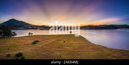 Lizenzfreie, hochwertige Luftansicht des Pink Grass Field am Suoi Vang Lake, da Lat, Vietnam. Stockfoto