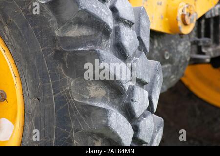 In der Nähe von Reifen auf große gelbe Traktor. Stockfoto