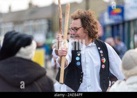 Cambridge Großbritannien 7. Dezember 2019. Morris Dancers durchführen, wie Tausende von Menschen die jährlichen Winter Messe in Mill Road genießen. Die Straße ist geschlossen und mit Menschen mit Musik, Essen, Tanzen, Zirkusvorstellungen, Gedichte und Performances feiern den Winter festliche Jahreszeit gefüllt. Mill Road ist für seine Vielfalt und Anzahl der unabhängigen Geschäften und Unternehmen bekannt. Credit: Julian Eales/Alamy leben Nachrichten Stockfoto