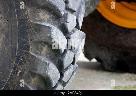In der Nähe von Reifen auf große gelbe Traktor. Stockfoto