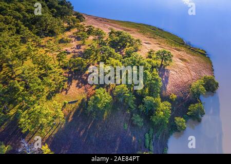 Lizenzfreie, hochwertige Luftansicht des Pink Grass Field am Suoi Vang Lake, da Lat, Vietnam. Stockfoto