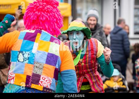 Cambridge Großbritannien 7. Dezember 2019. Morris Dancers durchführen, wie Tausende von Menschen die jährlichen Winter Messe in Mill Road genießen. Die Straße ist geschlossen und mit Menschen mit Musik, Essen, Tanzen, Zirkusvorstellungen, Gedichte und Performances feiern den Winter festliche Jahreszeit gefüllt. Mill Road ist für seine Vielfalt und Anzahl der unabhängigen Geschäften und Unternehmen bekannt. Credit: Julian Eales/Alamy leben Nachrichten Stockfoto