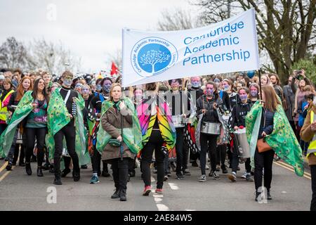 Cambridge Großbritannien 7. Dezember 2019. Tausende von Menschen genießen Sie die jährlichen Winter Messe in Mill Road. Die Straße ist geschlossen und mit Menschen mit Musik, Essen, Tanzen, Zirkusvorstellungen, Gedichte und Performances feiern den Winter festliche Jahreszeit gefüllt. Mill Road ist für seine Vielfalt und Anzahl der unabhängigen Geschäften und Unternehmen bekannt. Credit: Julian Eales/Alamy leben Nachrichten Stockfoto