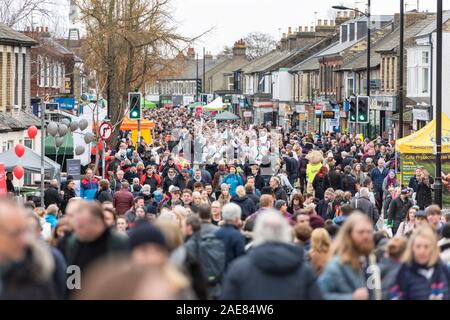 Cambridge Großbritannien 7. Dezember 2019. Tausende von Menschen genießen Sie die jährlichen Winter Messe in Mill Road. Die Straße ist geschlossen und mit Menschen mit Musik, Essen, Tanzen, Zirkusvorstellungen, Gedichte und Performances feiern den Winter festliche Jahreszeit gefüllt. Mill Road ist für seine Vielfalt und Anzahl der unabhängigen Geschäften und Unternehmen bekannt. Credit: Julian Eales/Alamy leben Nachrichten Stockfoto