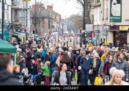 Cambridge Großbritannien 7. Dezember 2019. Tausende von Menschen genießen Sie die jährlichen Winter Messe in Mill Road. Die Straße ist geschlossen und mit Menschen mit Musik, Essen, Tanzen, Zirkusvorstellungen, Gedichte und Performances feiern den Winter festliche Jahreszeit gefüllt. Mill Road ist für seine Vielfalt und Anzahl der unabhängigen Geschäften und Unternehmen bekannt. Credit: Julian Eales/Alamy leben Nachrichten Stockfoto