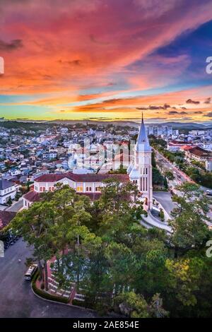 Lizenzpflichtiger, hochwertiger Luftbildaufnahmen von der Hühnchenkirche in der Stadt da Lat in Vietnam. Touristenstadt im entwickelten Vietnam Stockfoto