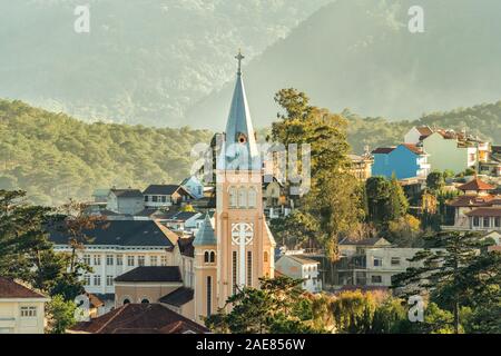 Lizenzpflichtiger, hochwertiger Luftbildaufnahmen von der Hühnchenkirche in der Stadt da Lat in Vietnam. Touristenstadt im entwickelten Vietnam Stockfoto