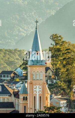 Lizenzpflichtiger, hochwertiger Luftbildaufnahmen von der Hühnchenkirche in der Stadt da Lat in Vietnam. Touristenstadt im entwickelten Vietnam Stockfoto