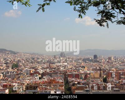 Barcelona Spanien Stadt Sommer mit Blick auf die Sagrada Familia im Hintergrund. Smog versteckt sich die Berge. Stockfoto