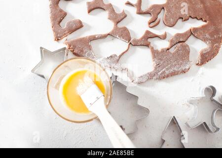 Hande traditionelles Weihnachtsgebäck. Backen Weihnachten Lebkuchen Cookies in Haus Küche von der winterlichen Tag. Stockfoto