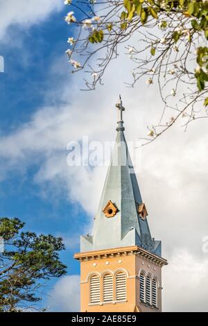 Lizenzpflichtiger, hochwertiger Luftbildaufnahmen von der Hühnchenkirche in der Stadt da Lat in Vietnam. Touristenstadt im entwickelten Vietnam Stockfoto