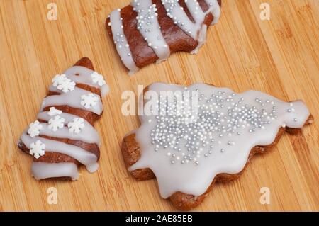 Backen Weihnachten Lebkuchen Cookies in Haus Küche von der winterlichen Tag. Weihnachtliche Traditionen Backwaren Kuchen root. Stockfoto