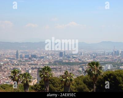 Mountain Panorama mit Sagrada Familia in Barcelona im Hintergrund. Smog versteckt sich die Berge. Stockfoto