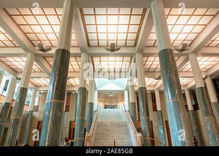 In der Eingang aus Marmor Foyer und Treppenhaus des Parliament House in Canberra, Australien. Stockfoto