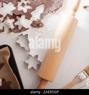Hande traditionelles Weihnachtsgebäck. Backen Weihnachten Lebkuchen Cookies in Haus Küche von der winterlichen Tag. Stockfoto
