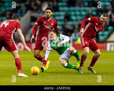 Ostern Road, Edinburgh, Großbritannien. 7 Dez, 2019. Schottische Premiership Fußball, Hibernian FC im Vergleich zu Aberdeen; Lewis Ferguson von Aberdeen fouls Scott Allan von Hibernian - Redaktionelle Verwendung Credit: Aktion plus Sport/Alamy leben Nachrichten Stockfoto