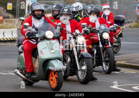 Chelmsford, Essex, Großbritannien. 7. Dez 2019. Biker gekleidet wie santa Besuch der Kinderstation in Broomfield Krankenhaus, um Weihnachtsgeschenke für Mitte der Essex Krankenhäuser Nächstenliebe Credit: Ricci Fothergill/Alamy Live News hand Stockfoto