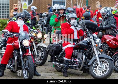 Chelmsford, Essex, Großbritannien. 7. Dez 2019. Biker gekleidet wie santa Besuch der Kinderstation in Broomfield Krankenhaus, um Weihnachtsgeschenke für Mitte der Essex Krankenhäuser Nächstenliebe Credit: Ricci Fothergill/Alamy Live News hand Stockfoto