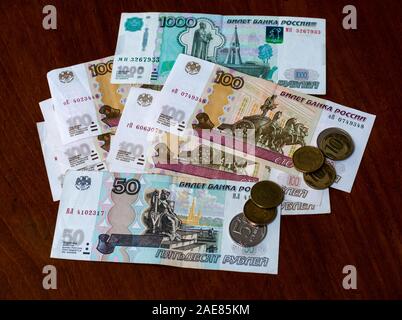 Russischer Rubel oder rubel Banknoten & Münzen mit Tausend (1000) hundert (100) und 50 (50) Rubel Stockfoto