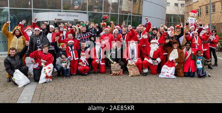 Chelmsford, Essex, Großbritannien. 7. Dez 2019. Biker gekleidet wie santa Besuch der Kinderstation in Broomfield Krankenhaus, um Weihnachtsgeschenke für Mitte der Essex Krankenhäuser Nächstenliebe Credit: Ricci Fothergill/Alamy Live News hand Stockfoto