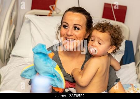 Chelmsford, Essex, Großbritannien. 7. Dez 2019. Biker gekleidet wie santa Besuch der Kinderstation in Broomfield Krankenhaus, um Weihnachtsgeschenke für Mitte der Essex Krankenhäuser Nächstenliebe Credit: Ricci Fothergill/Alamy Live News hand Stockfoto