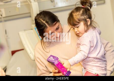 Chelmsford, Essex, Großbritannien. 7. Dez 2019. Biker gekleidet wie santa Besuch der Kinderstation in Broomfield Krankenhaus, um Weihnachtsgeschenke für Mitte der Essex Krankenhäuser Nächstenliebe Credit: Ricci Fothergill/Alamy Live News hand Stockfoto