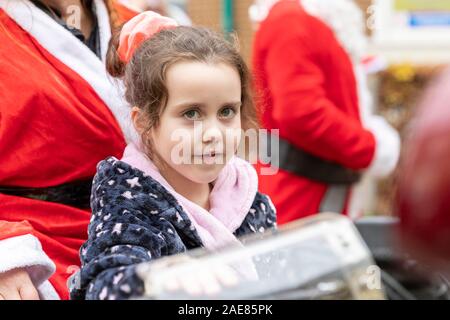 Chelmsford, Essex, Großbritannien. 7. Dez 2019. Biker gekleidet wie santa Besuch der Kinderstation in Broomfield Krankenhaus, um Weihnachtsgeschenke für Mitte der Essex Krankenhäuser Nächstenliebe Credit: Ricci Fothergill/Alamy Live News hand Stockfoto