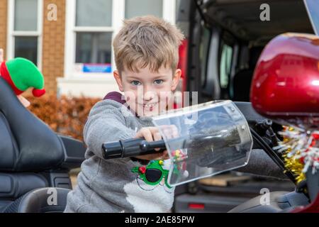 Chelmsford, Essex, Großbritannien. 7. Dez 2019. Biker gekleidet wie santa Besuch der Kinderstation in Broomfield Krankenhaus, um Weihnachtsgeschenke für Mitte der Essex Krankenhäuser Nächstenliebe Credit: Ricci Fothergill/Alamy Live News hand Stockfoto