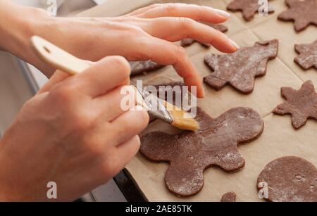 Traditionelle Weihnachten Lebkuchen backen. Backen Weihnachten Lebkuchen Cookies in Haus Küche von der winterlichen Tag. Stockfoto
