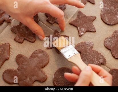 Backen Weihnachten Lebkuchen Cookies in Haus Küche von der winterlichen Tag. Weihnachtliche Traditionen Backwaren Kuchen root. Stockfoto