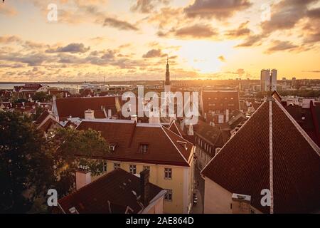 Die Luftaufnahme von Tallinns Altstadt von der Aussichtsplattform auf Toompea Hügel, Estland Stockfoto