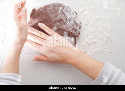 Weihnachtliche Traditionen Backwaren Kuchen root. Backen Weihnachten Lebkuchen Cookies in Haus Küche von der winterlichen Tag. Stockfoto