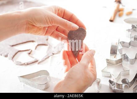 Weihnachtliche Traditionen Backwaren Kuchen root. Backen Weihnachten Lebkuchen Cookies in Haus Küche. Stockfoto