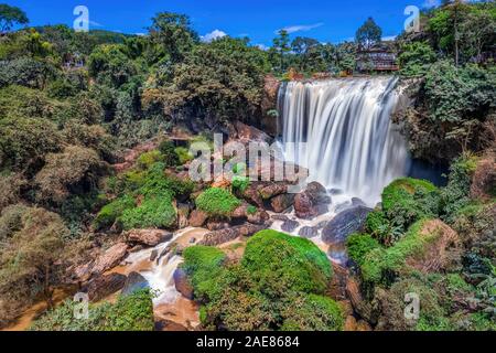 Lizenzfreie, hochwertige Luftansicht des Voi-Wasserfalls oder des Elephant Wasserfalls, Dalat, Provinz Lam Dong, ist die beste Wasserfälle in Vietnam Stockfoto