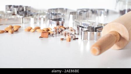 Vorbereitung für das Backen Lebkuchen. Backen Weihnachten Lebkuchen Cookies in Haus Küche von der winterlichen Tag. Stockfoto