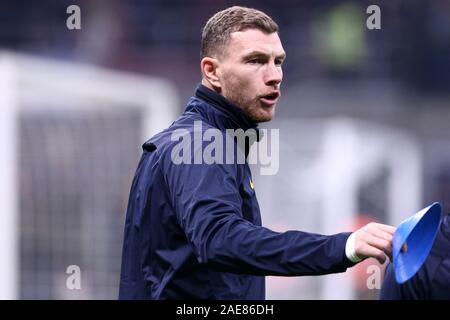 Mailand, Italien. 6. Dezember 2019. Italienische Serie A FC Internazionale vs As Roma. Edin Dzeko von As Roma. Stockfoto