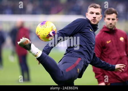 Mailand, Italien. 6. Dezember 2019. Italienische Serie A FC Internazionale vs As Roma. Edin Dzeko von As Roma. Stockfoto